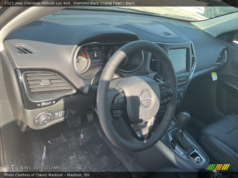 Diamond Black Crystal Pearl / Black 2023 Jeep Cherokee Altitude Lux 4x4