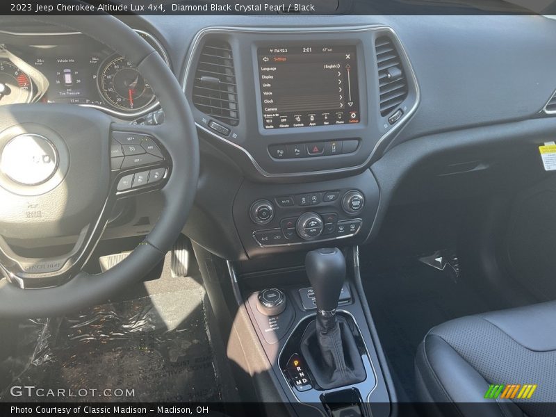 Diamond Black Crystal Pearl / Black 2023 Jeep Cherokee Altitude Lux 4x4
