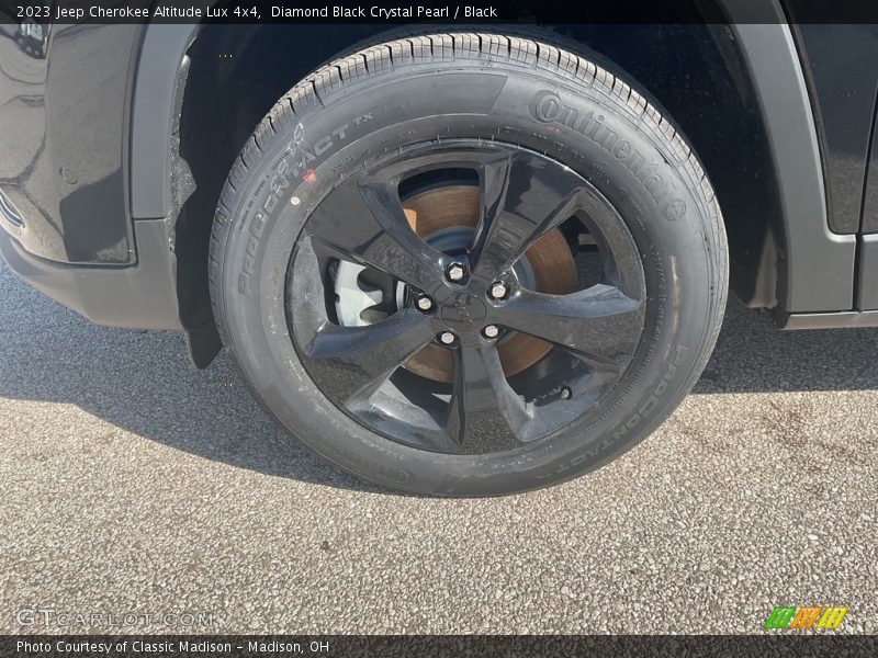 Diamond Black Crystal Pearl / Black 2023 Jeep Cherokee Altitude Lux 4x4