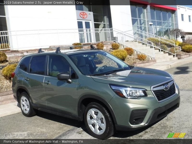 Front 3/4 View of 2019 Forester 2.5i