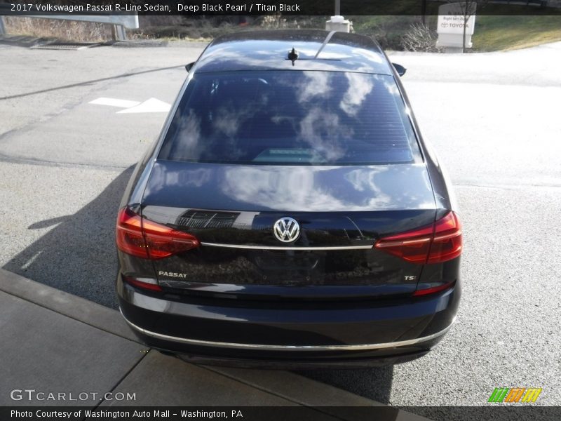 Deep Black Pearl / Titan Black 2017 Volkswagen Passat R-Line Sedan