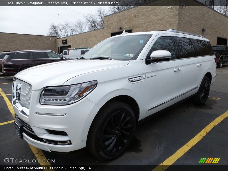 Front 3/4 View of 2021 Navigator L Reserve 4x4