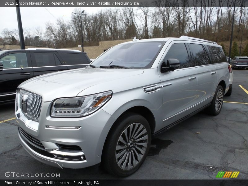 Front 3/4 View of 2019 Navigator L Reserve 4x4