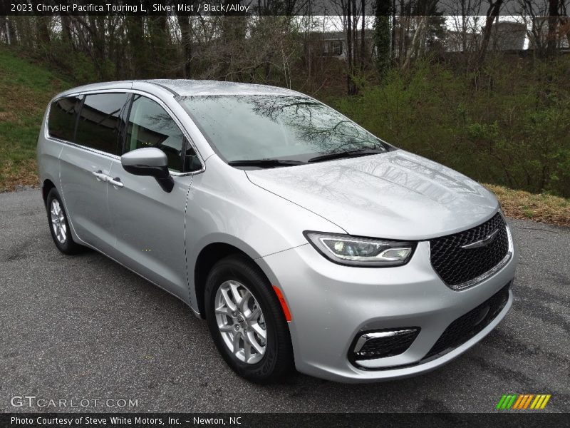 Front 3/4 View of 2023 Pacifica Touring L