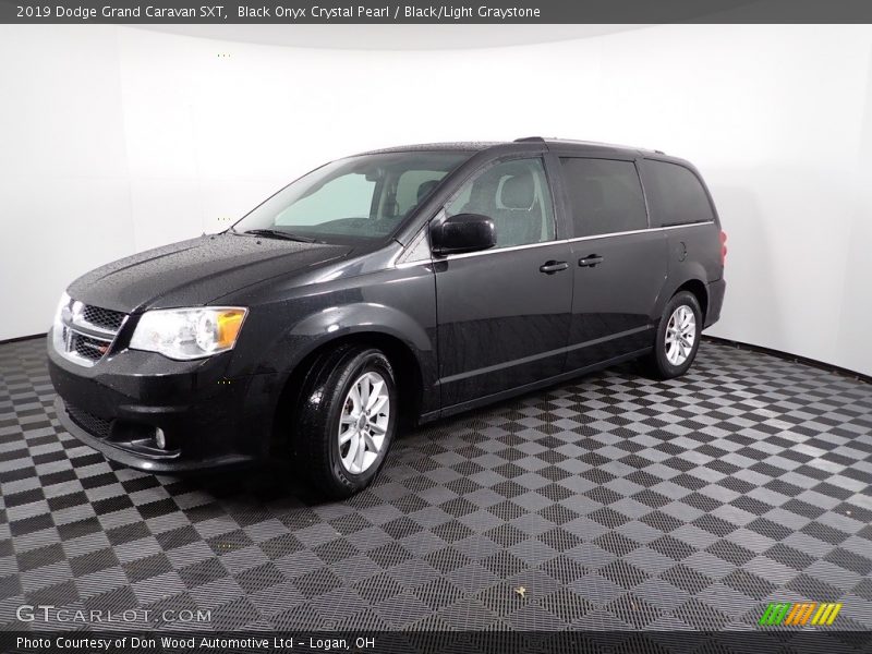 Front 3/4 View of 2019 Grand Caravan SXT