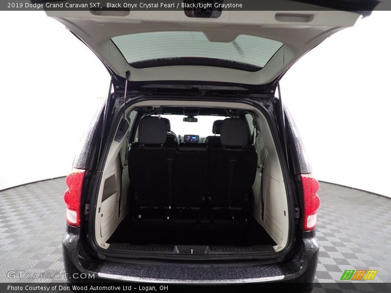 Black Onyx Crystal Pearl / Black/Light Graystone 2019 Dodge Grand Caravan SXT