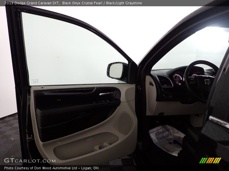 Black Onyx Crystal Pearl / Black/Light Graystone 2019 Dodge Grand Caravan SXT