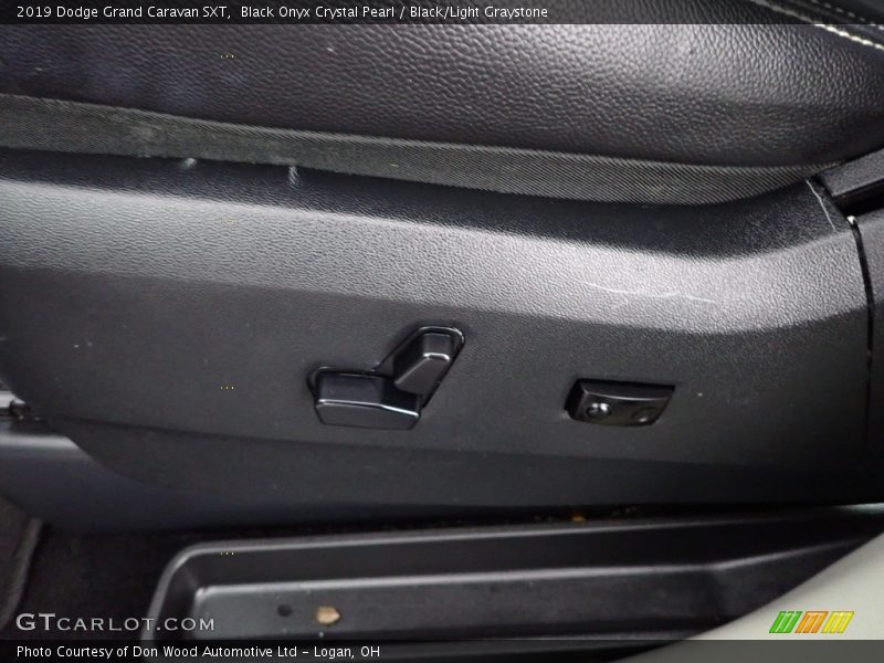 Black Onyx Crystal Pearl / Black/Light Graystone 2019 Dodge Grand Caravan SXT