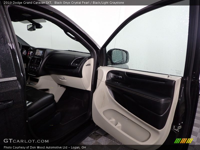 Black Onyx Crystal Pearl / Black/Light Graystone 2019 Dodge Grand Caravan SXT