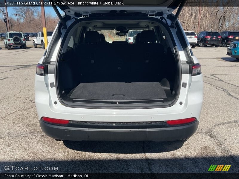 Bright White / Global Black 2023 Jeep Grand Cherokee Limited 4x4