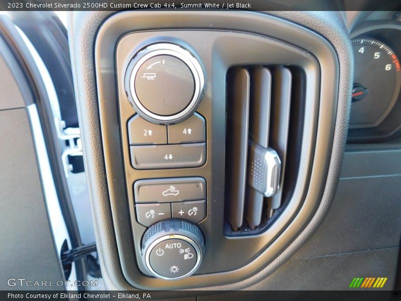 Summit White / Jet Black 2023 Chevrolet Silverado 2500HD Custom Crew Cab 4x4