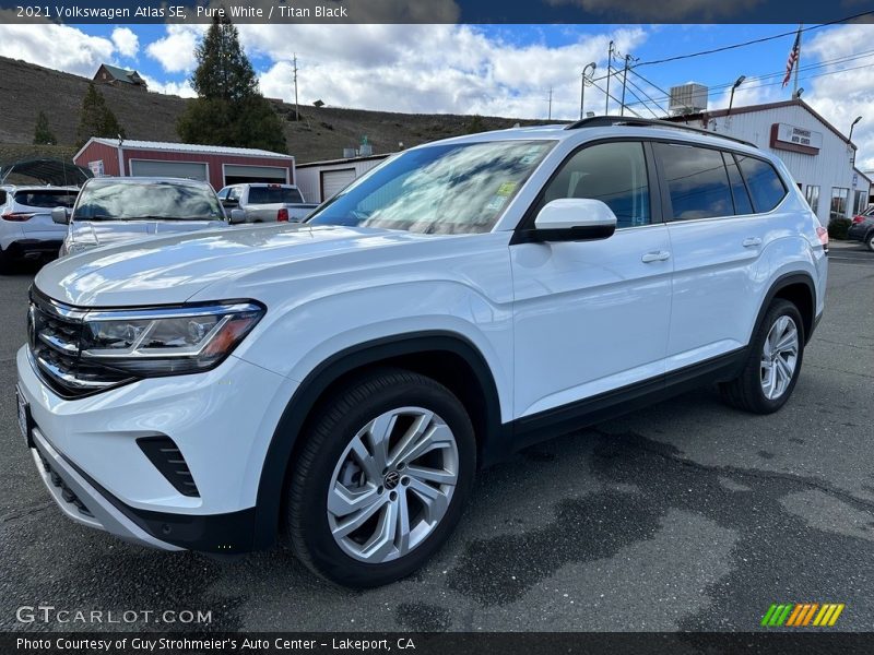 Pure White / Titan Black 2021 Volkswagen Atlas SE