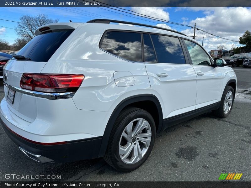 Pure White / Titan Black 2021 Volkswagen Atlas SE