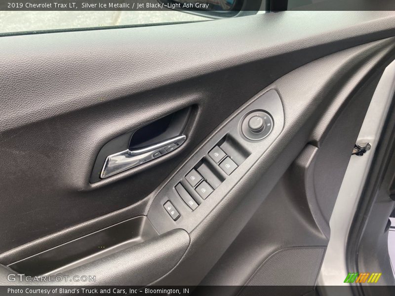 Silver Ice Metallic / Jet Black/­Light Ash Gray 2019 Chevrolet Trax LT