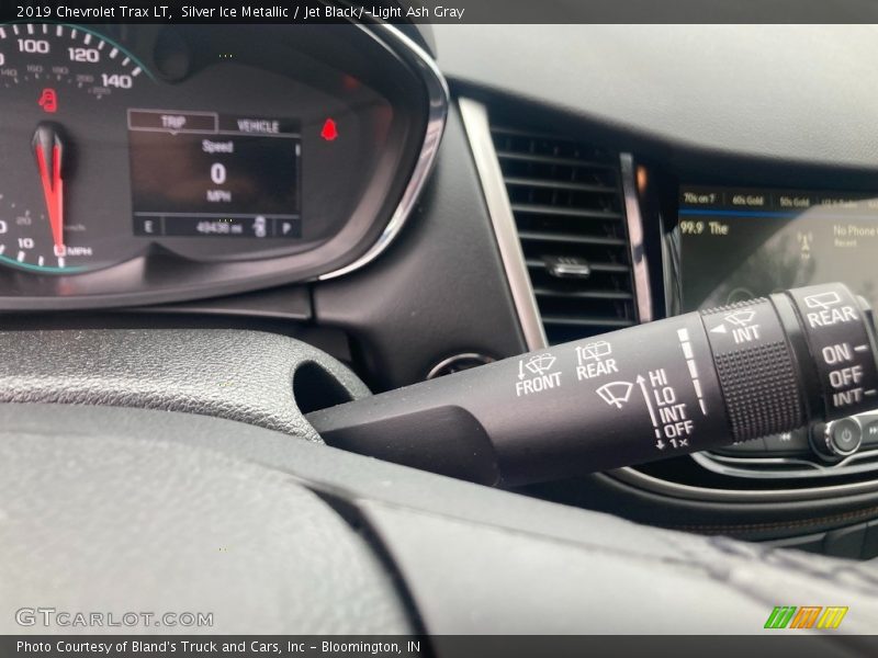 Silver Ice Metallic / Jet Black/­Light Ash Gray 2019 Chevrolet Trax LT