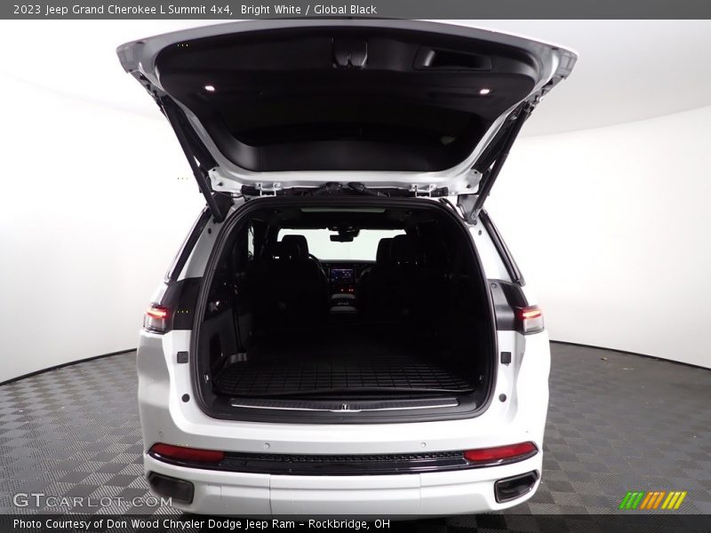 Bright White / Global Black 2023 Jeep Grand Cherokee L Summit 4x4
