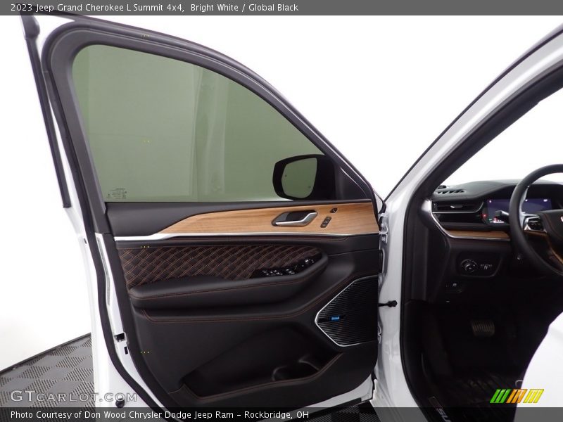 Bright White / Global Black 2023 Jeep Grand Cherokee L Summit 4x4