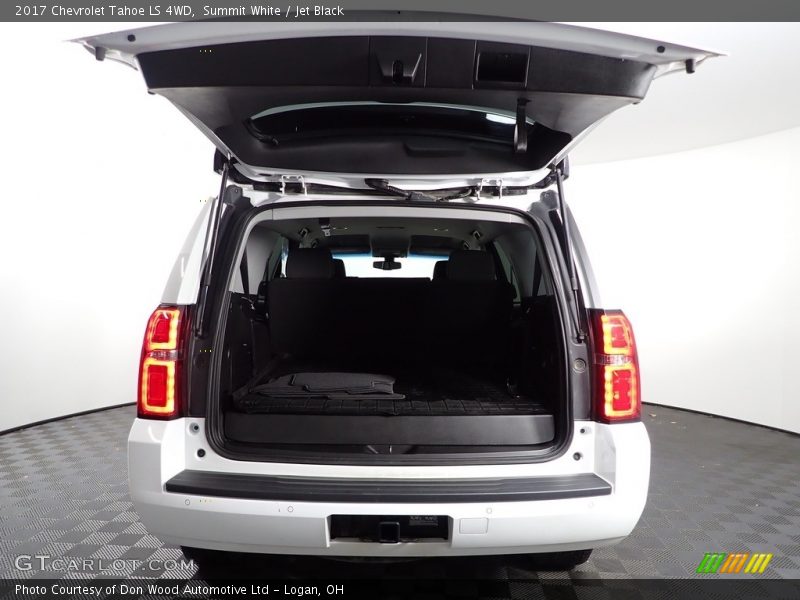 Summit White / Jet Black 2017 Chevrolet Tahoe LS 4WD