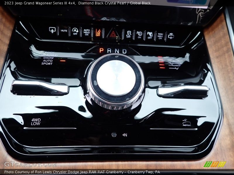 Diamond Black Crystal Pearl / Global Black 2023 Jeep Grand Wagoneer Series III 4x4