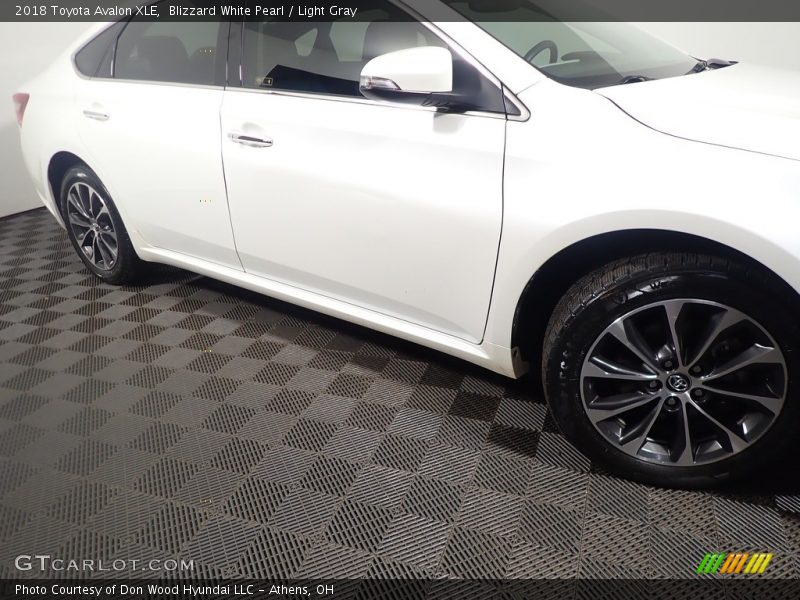Blizzard White Pearl / Light Gray 2018 Toyota Avalon XLE