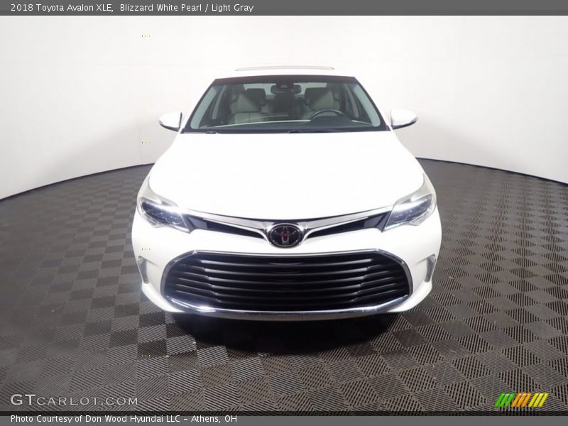 Blizzard White Pearl / Light Gray 2018 Toyota Avalon XLE