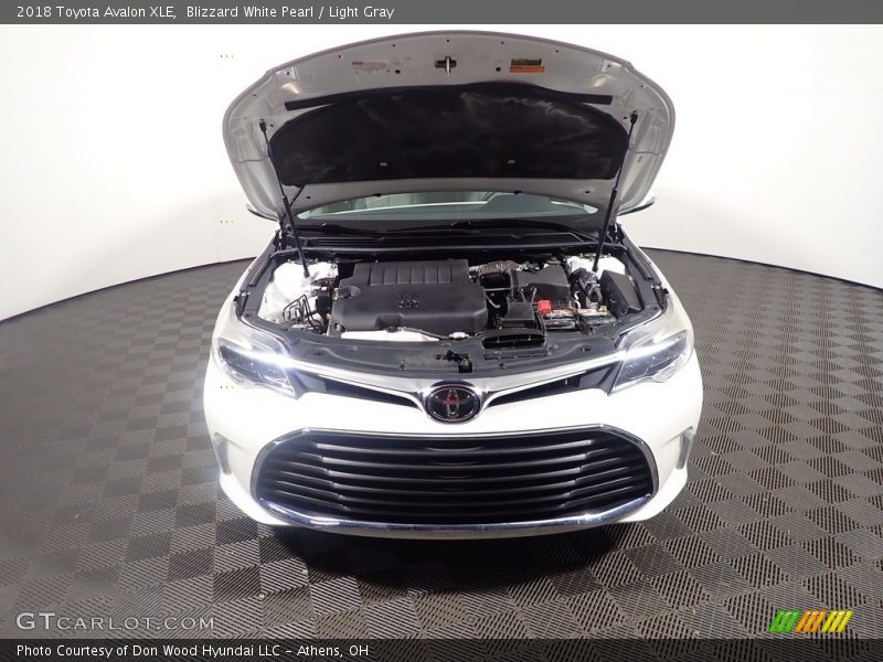 Blizzard White Pearl / Light Gray 2018 Toyota Avalon XLE