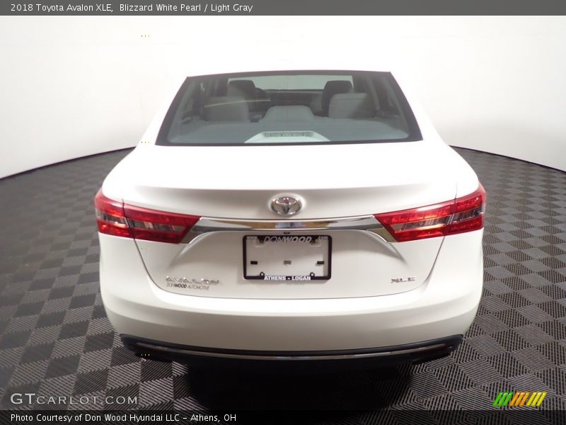 Blizzard White Pearl / Light Gray 2018 Toyota Avalon XLE