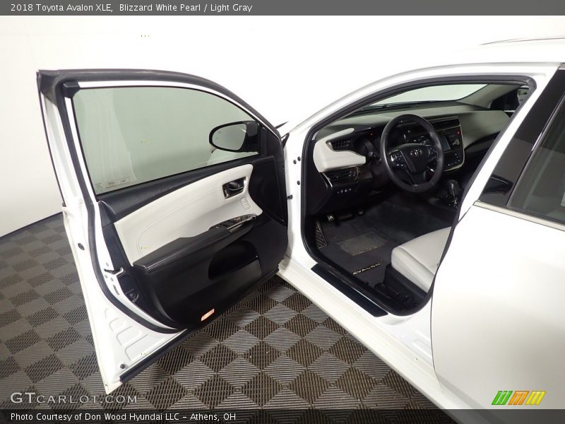 Blizzard White Pearl / Light Gray 2018 Toyota Avalon XLE