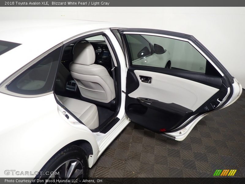 Blizzard White Pearl / Light Gray 2018 Toyota Avalon XLE