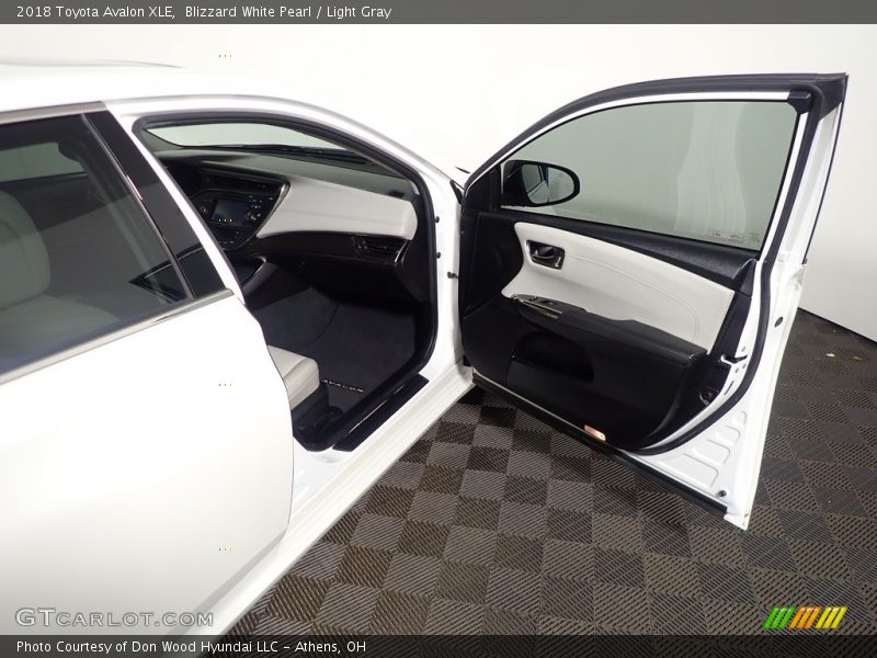Blizzard White Pearl / Light Gray 2018 Toyota Avalon XLE