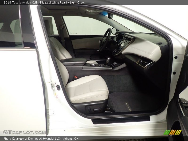 Blizzard White Pearl / Light Gray 2018 Toyota Avalon XLE