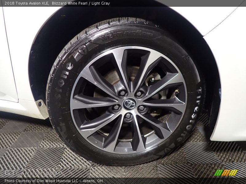 Blizzard White Pearl / Light Gray 2018 Toyota Avalon XLE