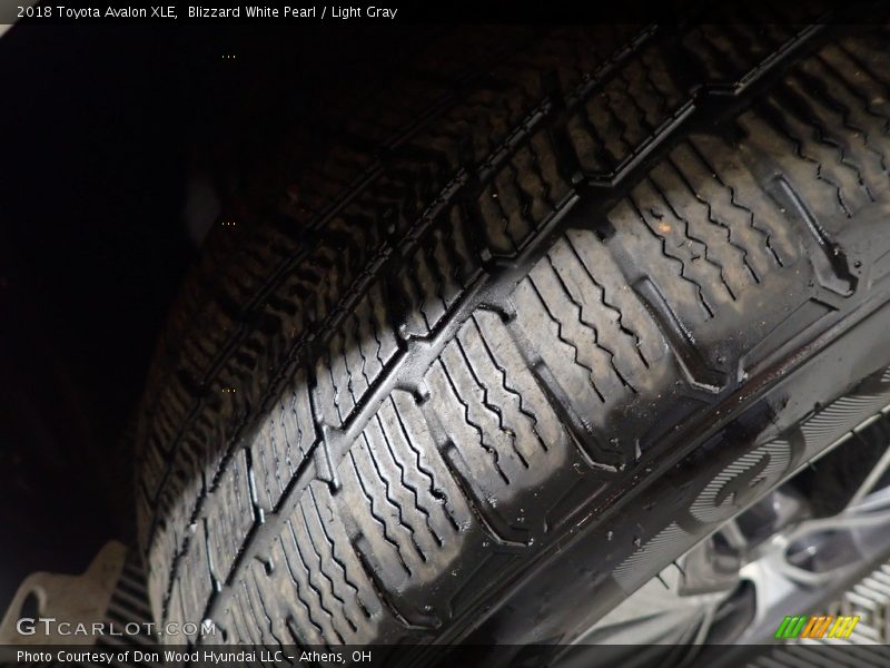 Blizzard White Pearl / Light Gray 2018 Toyota Avalon XLE