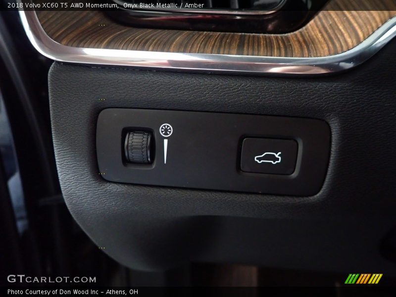 Onyx Black Metallic / Amber 2018 Volvo XC60 T5 AWD Momentum