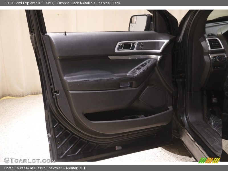 Tuxedo Black Metallic / Charcoal Black 2013 Ford Explorer XLT 4WD