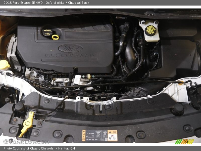 Oxford White / Charcoal Black 2018 Ford Escape SE 4WD
