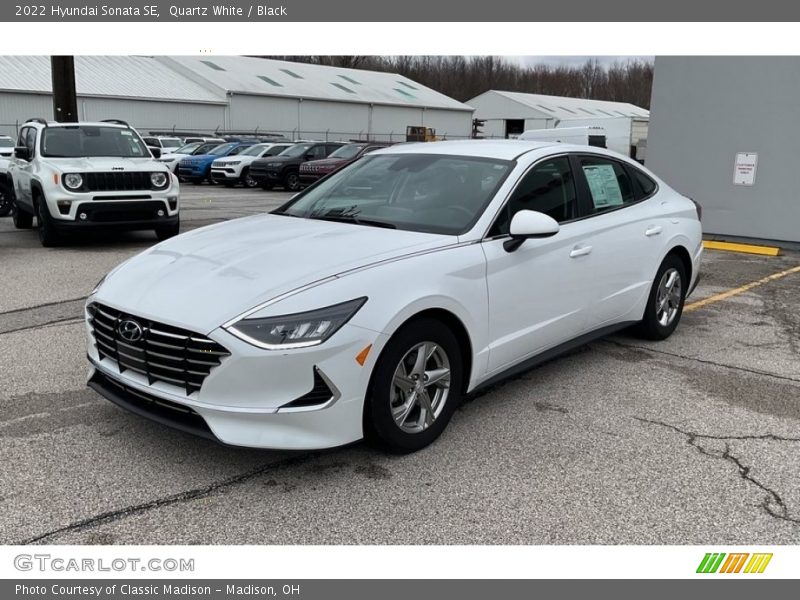 Front 3/4 View of 2022 Sonata SE