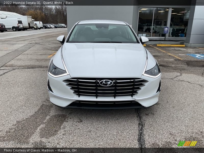 Quartz White / Black 2022 Hyundai Sonata SE