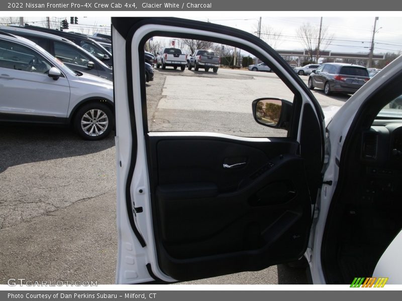 Glacier White / Charcoal 2022 Nissan Frontier Pro-4X Crew Cab 4x4