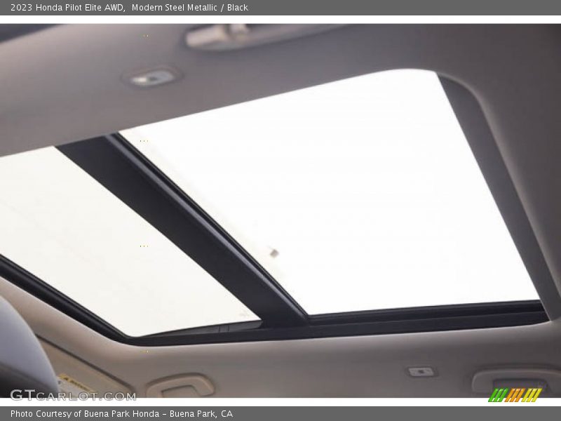 Sunroof of 2023 Pilot Elite AWD