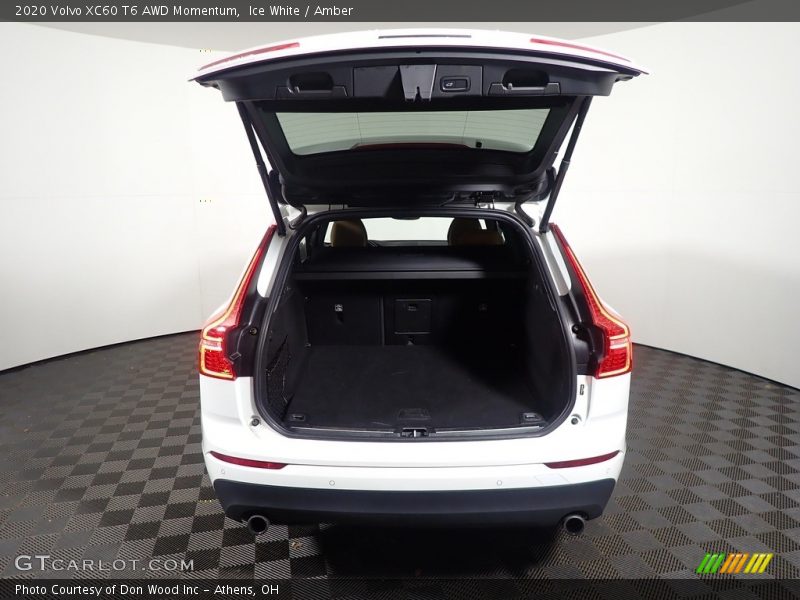 Ice White / Amber 2020 Volvo XC60 T6 AWD Momentum