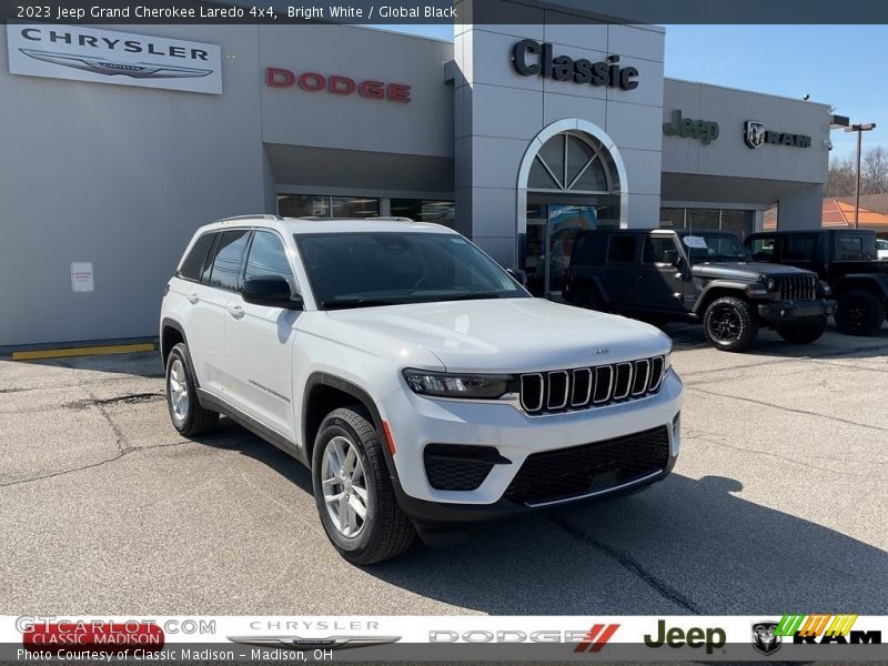 Bright White / Global Black 2023 Jeep Grand Cherokee Laredo 4x4