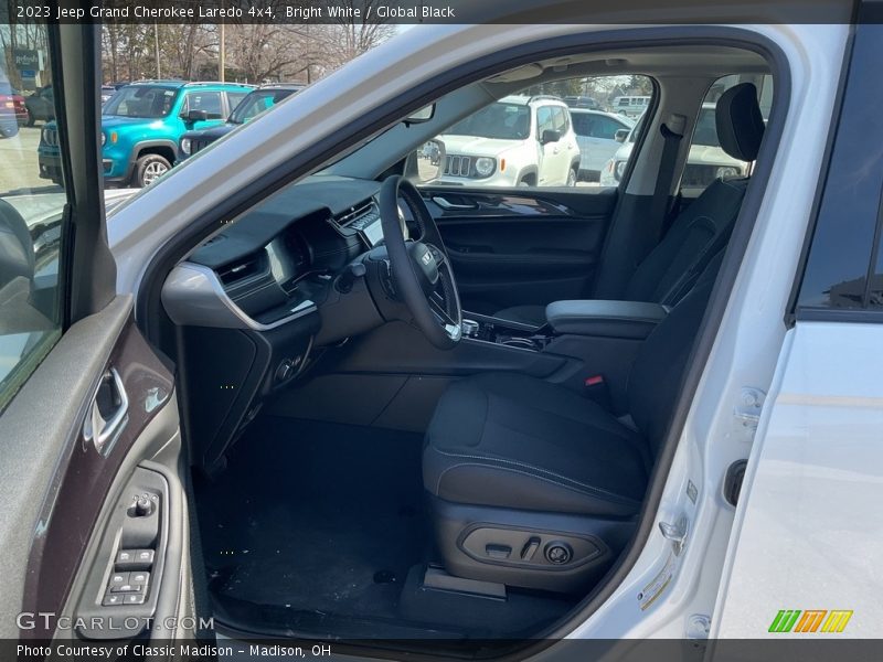 Bright White / Global Black 2023 Jeep Grand Cherokee Laredo 4x4