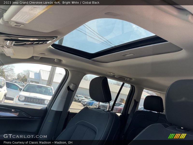 Bright White / Global Black 2023 Jeep Grand Cherokee Laredo 4x4