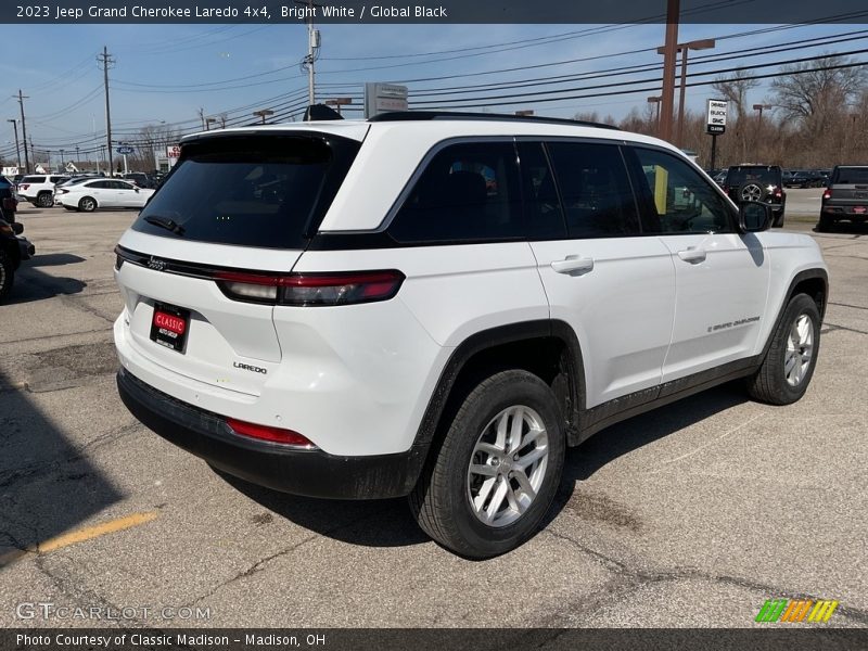 Bright White / Global Black 2023 Jeep Grand Cherokee Laredo 4x4