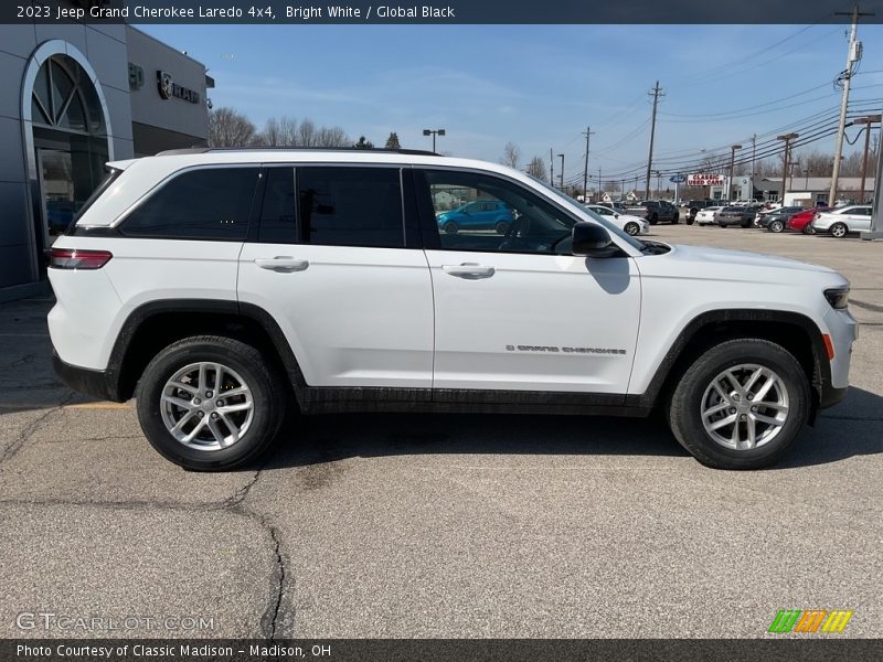 Bright White / Global Black 2023 Jeep Grand Cherokee Laredo 4x4