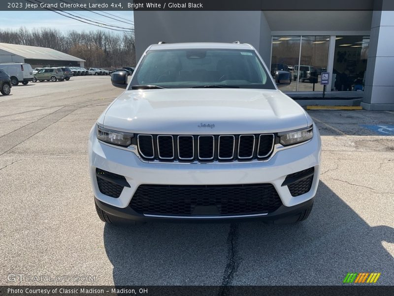Bright White / Global Black 2023 Jeep Grand Cherokee Laredo 4x4
