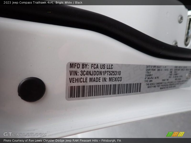 Bright White / Black 2023 Jeep Compass Trailhawk 4x4