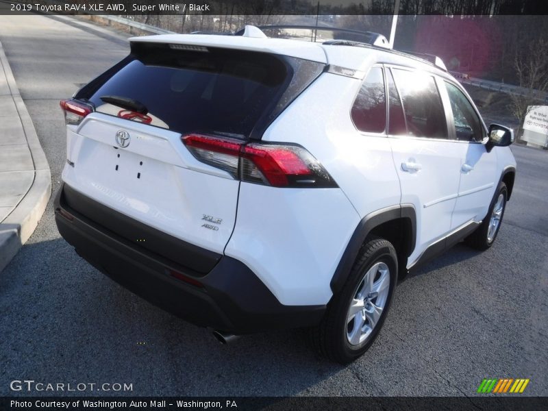 Super White / Black 2019 Toyota RAV4 XLE AWD