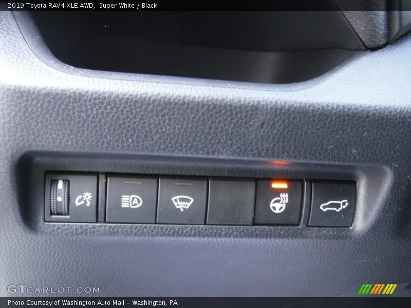 Super White / Black 2019 Toyota RAV4 XLE AWD